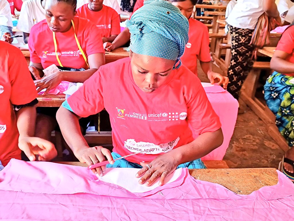 _V4Dev_'s tweet photo. #MHDay2024
Promoting #menstrual hygiene.
Learners from the Mfoundi WEFCs attended a training workshop on making reusable #hygienic pads from May 24 to 25, 2024 at the Yaounde 2 WEFC.
#V4Dev #MINPROFF #UNFPA #UNWOMEN https://t.co/U5GNY6Xzvm
