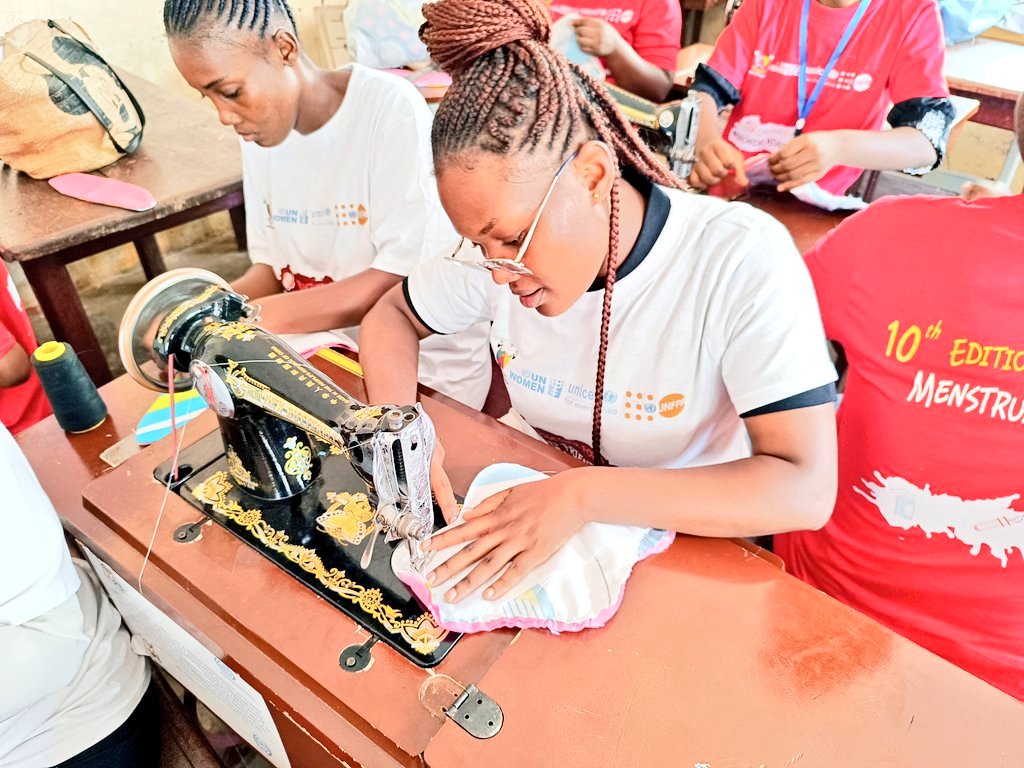 _V4Dev_'s tweet photo. #MHDay2024
Promoting #menstrual hygiene.
Learners from the Mfoundi WEFCs attended a training workshop on making reusable #hygienic pads from May 24 to 25, 2024 at the Yaounde 2 WEFC.
#V4Dev #MINPROFF #UNFPA #UNWOMEN https://t.co/U5GNY6Xzvm