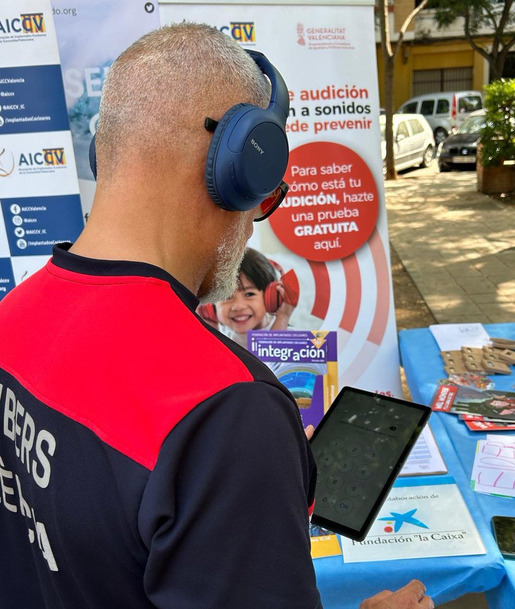 Hemos participado en la Fiesta de prevención de la soledad del barrio de San Isidro donde está ubicada la sede de @AICCV_IC Hablando de #prevencióndelaaudición y explicado a otros colectivos fórmulas de #escuchasegura @makelistenings1 @WHO @ParkinsonFEP @bomberosvlc @BForestalsPV