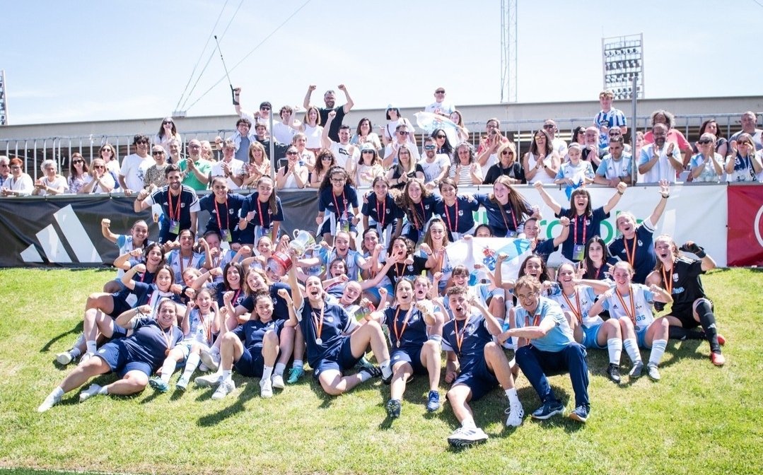 🥇 CAMPIOA 🥇

No día de hoxe Henar proclamouse campioa da Fase de Prata do Campionato de España de Seleccións Autonómicas coa Selección Galega Sub15.

Estamos moi orgullosos de ti Henar! Parabéns 💪🏼💙

#selecciongalega #futgal #sub15 #campioas #fasedeprata