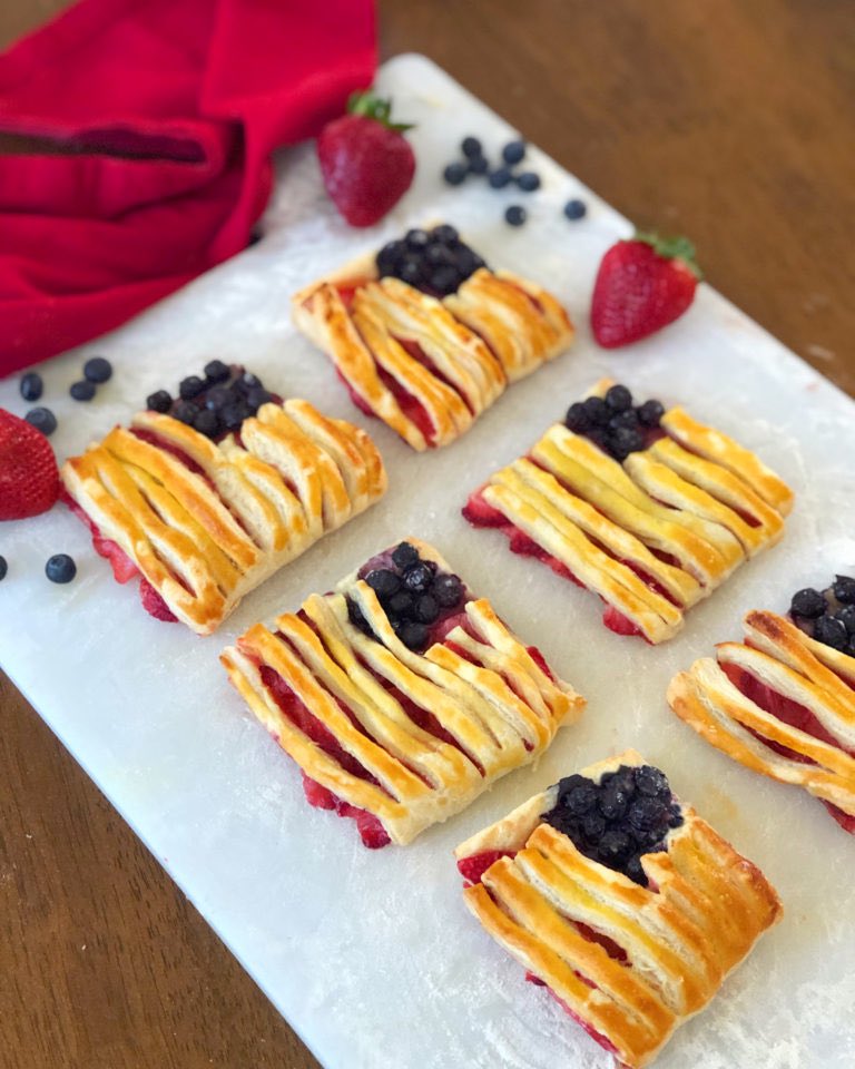 For #MemorialDay weekend, enjoy these Patriotic Puff Pastry Flags (super-easy to make!) 🇺🇸 Recipe here: jollytomato.com/patriotic-puff…