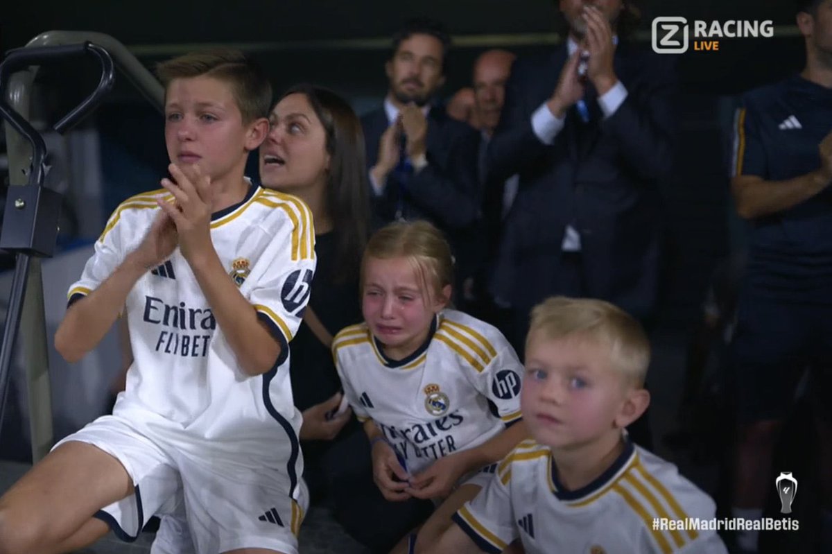 🥺👋🏻 Toni Kroos’ family after he left the Bernabéu pitch for the last time.