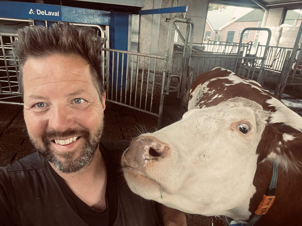 Tja, die boeren..

Ze stellen hun koeien boven familie/plezier.

Koe heeft 24/7 zorg &amp; verzorging ter beschikking

Uren/loon verhouding compleet zoek is maar waar uren onder “passie” worden weg geschreven.

Maar he, het spotje zou misleidend zijn 🫠

#BoerenHoudenVanKoeien
🐄 💚