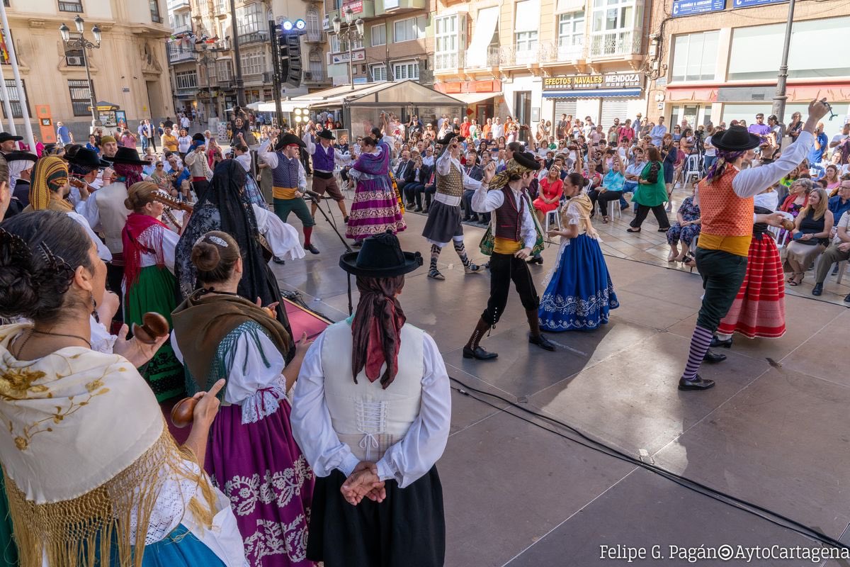 🏅Honramos al Grupo Folclórico de La Palma con la Medalla de Oro de #Cartagena, una de las más altas distinciones de la ciudad. 👏🏽Un reconocimiento a 50 años de recuperación y preservación de bailes, costumbres y tradiciones del Campo de Cartagena. 🌐 cartagena.es/detalle_notici…