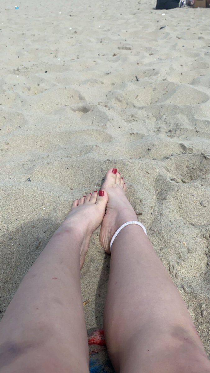 What a nice day today !! I love how the sand feels on my feet 😋😋
