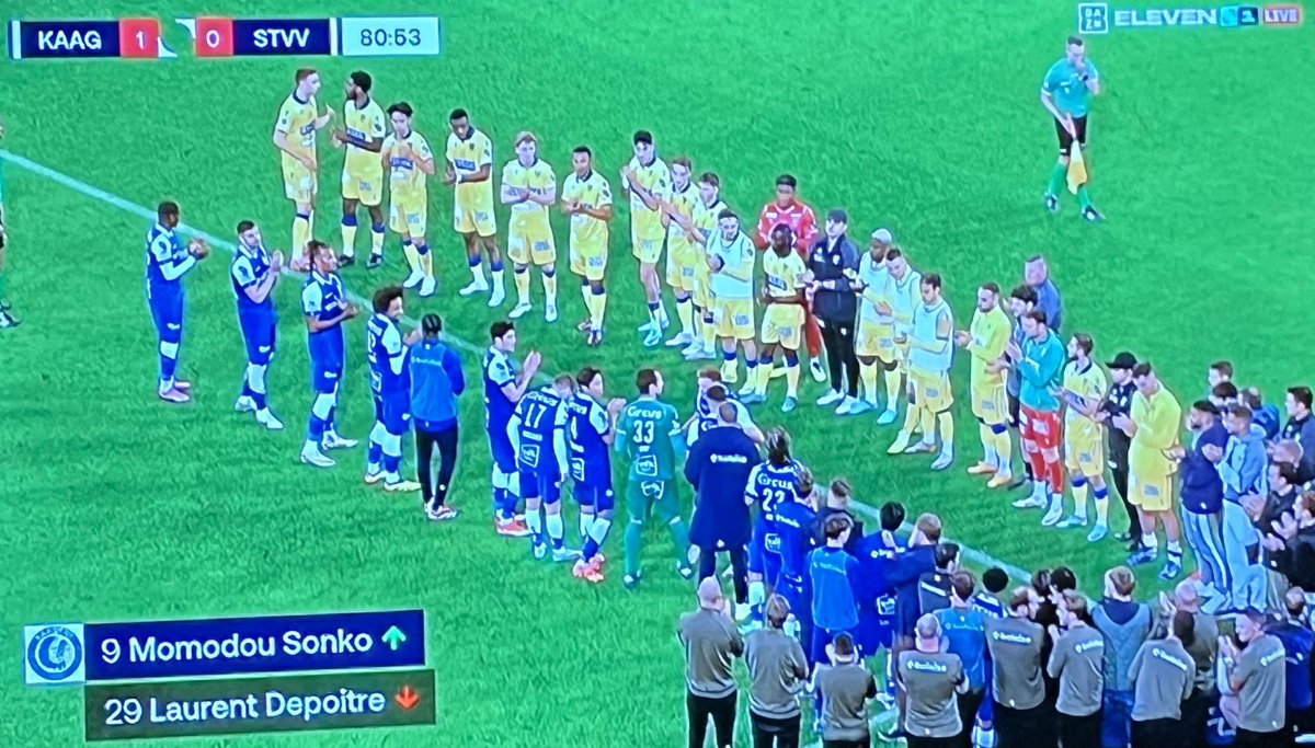 Kennethdv's tweet photo. Toch ook zelden gezien, een erehaag van beide ploegen tijdens de match voor de wissel van een speler die zijn laatste match voor de Gantoise speeltโฆmerci Lolo! Het standbeeld voor Hein zal dan straks op de middenstip neergezet worden?
#Depoitre #buffalo #jpl @KAAGent https://t.co/7JGNTNVGdV