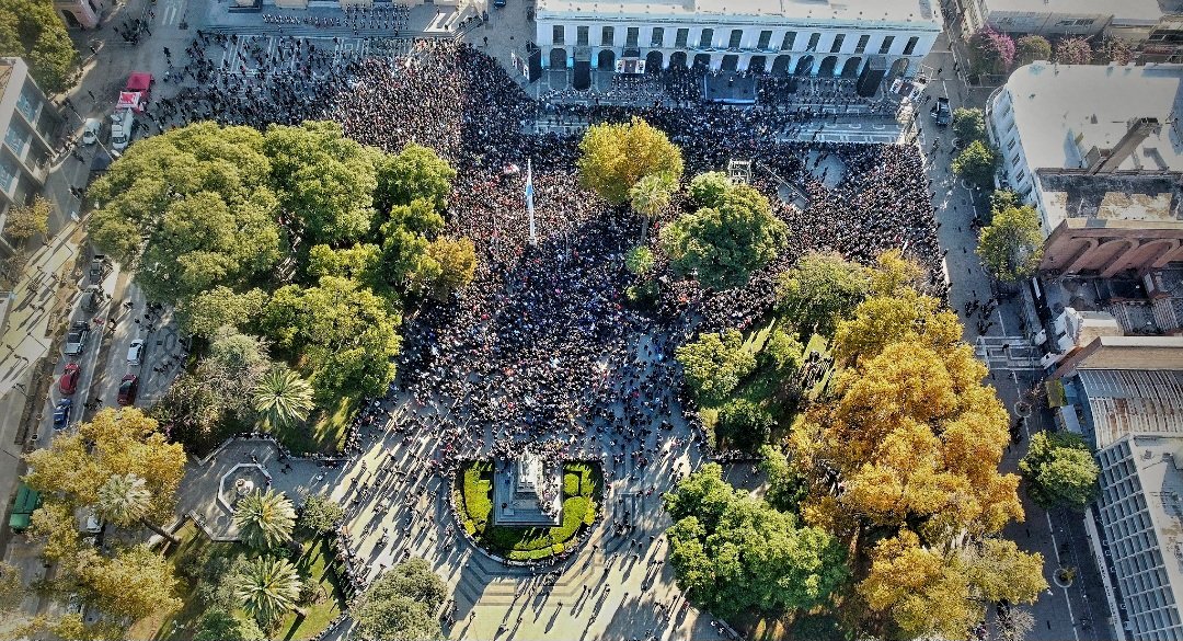 AlePeronista's tweet photo. 🔴HACE 5 MESES GANÓ CON EL 70% Y HOY NO PUDO JUNTAR NI MEDIA PLAZA EN CÓRDOBA‼️

La decadencia del gobierno de Milei ya es total e irreversible.

#MileiCuliadazo
#MileiVergüenzaNacional https://t.co/4qx4vq2kwu