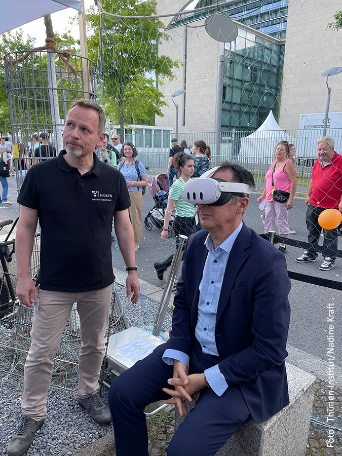 Im Netz mit #Dorsch und Kegelrobbe: Taucht mit Hilfe einer VR-Brille ein in die nachhaltige Fischerei! Heute noch einmal beim #Demokratiefest am Bundeskanzleramt am Stand des @bmel.