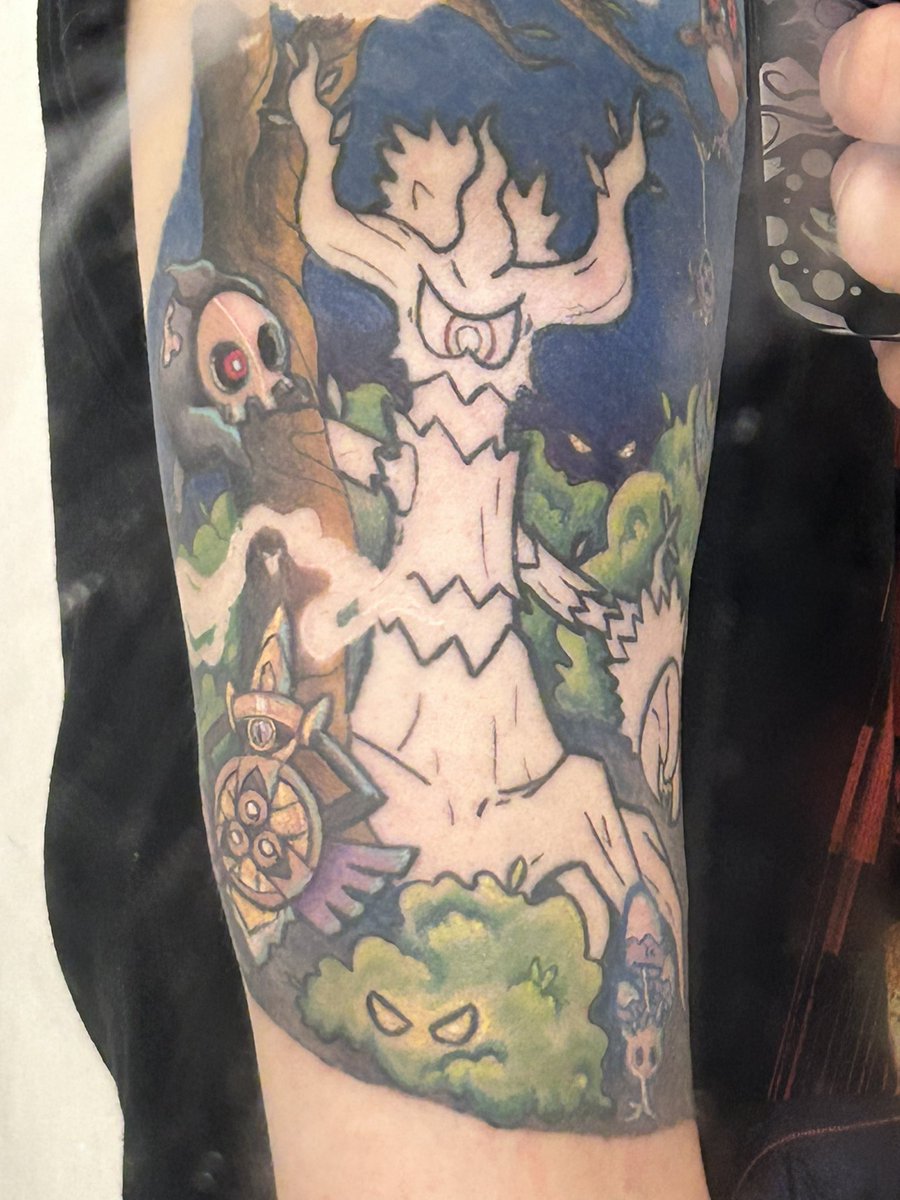 KarlossPokemon's tweet photo. 1 small session to finish off trevenant &amp; moon as we ran out of time then my #pokemon tattoo is complete 🤩 https://t.co/M8U865Wlu5