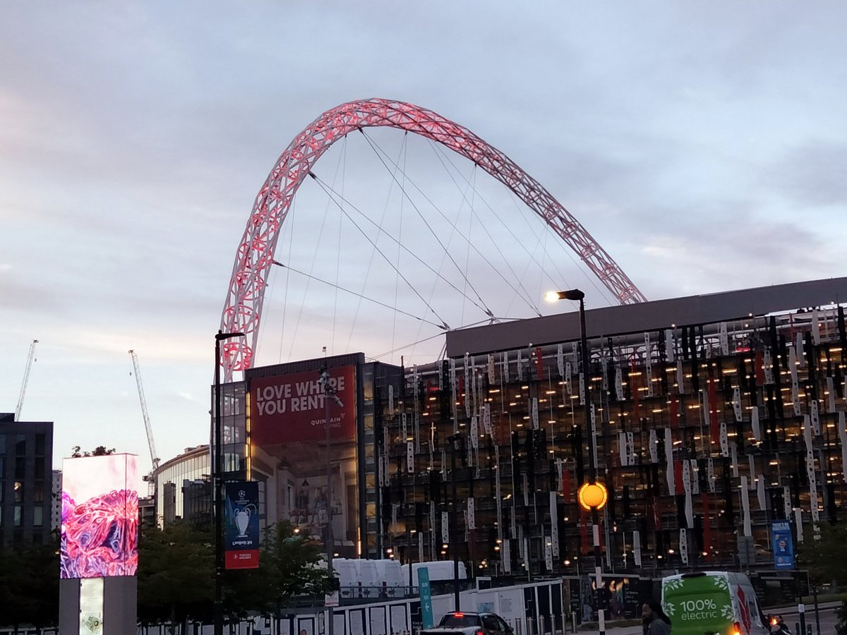 Manchester is red and so too is the Wembley arch #mufc #FACUP24 #tenhag