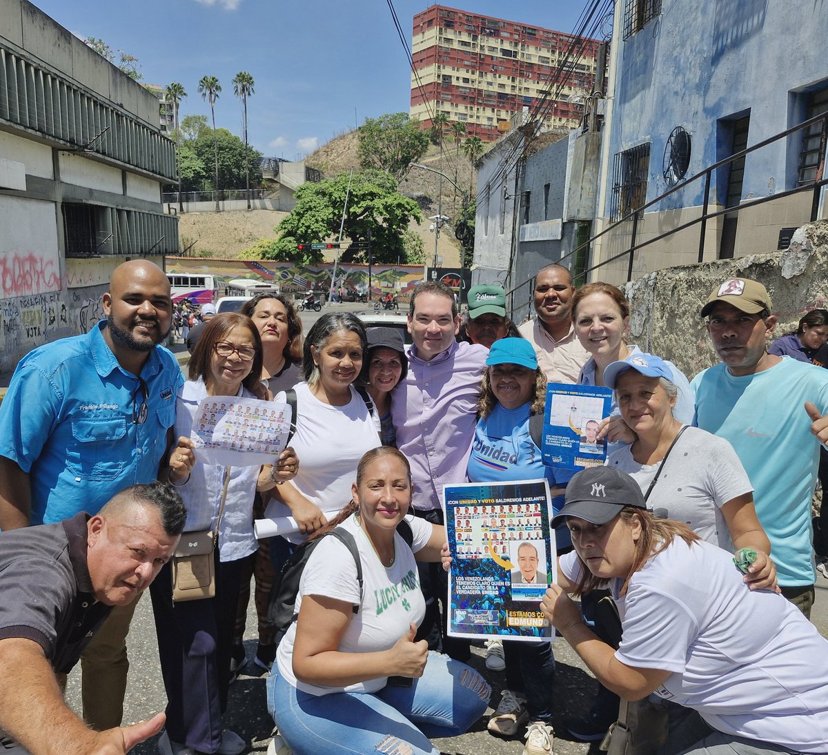 Hoy en Altos de Lídice con nuestra estructura indicándoles como votar por <a href="/EdmundoGU/">Edmundo González</a> en el tarjeton electoral. 

Los caraqueños quieren votar, este 28 de julio ¡Edmundo para todo el mundo!

#JusticierosConEdmundo 

📍Altos de Lídice
#LaPastora
#Caracas