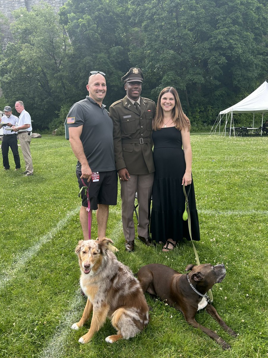 CoachDannyV's tweet photo. Honored to celebrate 2LT Quindrelin Hammonds today! @q1uey @WestPoint_USMA @ArmyWP_Football https://t.co/cw5OU9aNX2