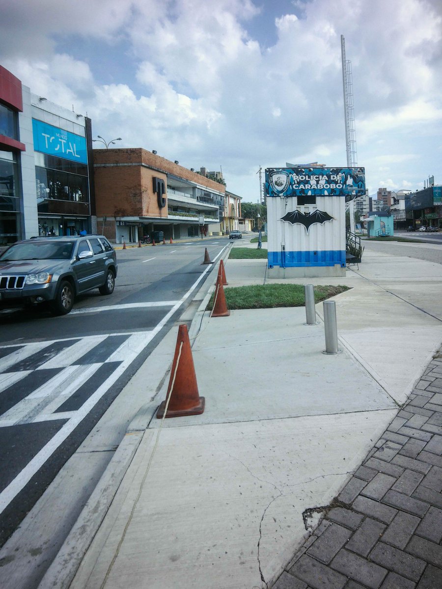Geczain's tweet photo. Esto es un paso peatonal para discapacitados y estos señores de este módulo policial de esta plaza muy concurrida, le trancan el paso a los que vienen en silla de ruedas a disfrutar de la plaza...
@rafaellacava10 
@Ciclistasurbano https://t.co/O9Z0mdyD3W