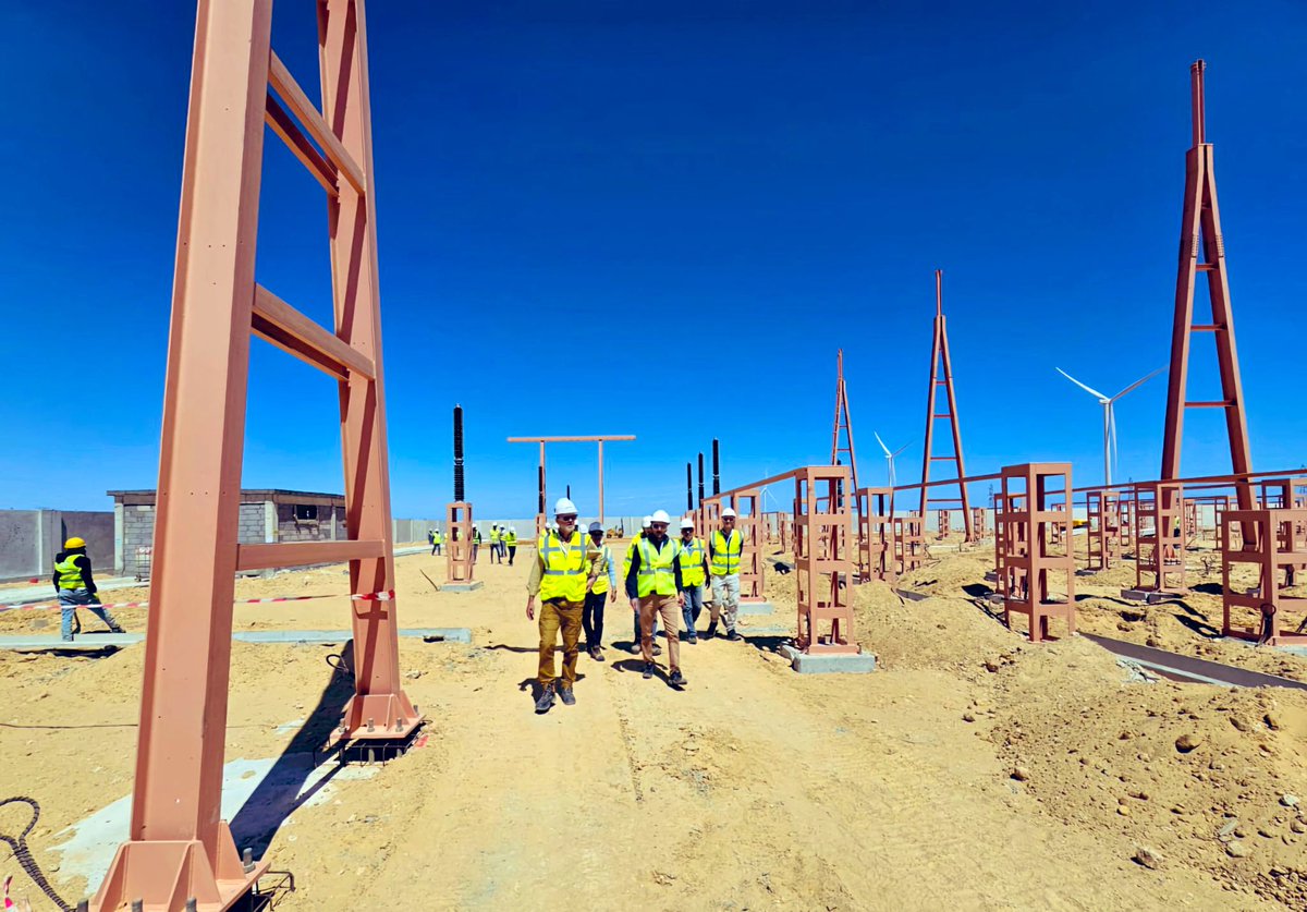 🇲🇦💧| Les travaux de construction de la future station de dessalement d'eau de mer à Dakhla dans le sahara Marocain, avancent à grands pas. Cette station, alimentée exclusivement par un parc éolien, fournira quotidiennement 112 000 m³ d'eau douce.