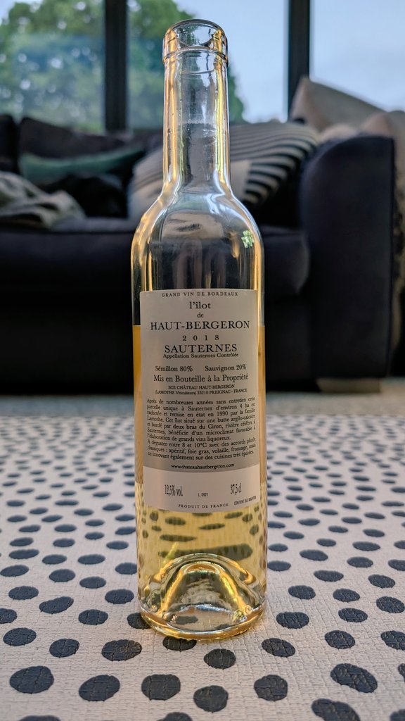 Tonight's #FloorDram is not a dram at all.
A wee Haut-Bergeron Sauternes.
No idea what it says in the back but I think it mentions a 1990 Citroen AX in sunset red.
@Coldorak