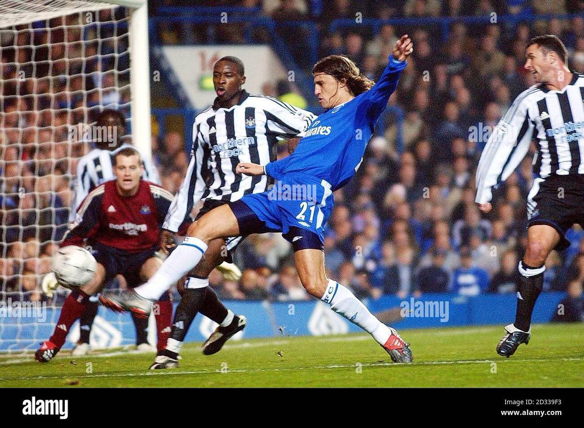 MM4e's tweet photo. هذه الصورة لكريسبو  و هدفه في 09/11/2003 في الدوري الانجليزي
اي قبل أن يحمل العين لقب دوري ابطال آسيا في 2003 بيومين

بعد 20 سنة و 6 اشهر  و 16 يوم من هذا الهدف 
يأتي لآسيا ليحقق البطولة 

لو رسمت لنفسي حلم يتضمن العين و كريسبو لن يكون بروعة ما يحدث الآن https://t.co/9IEQML4Xzh