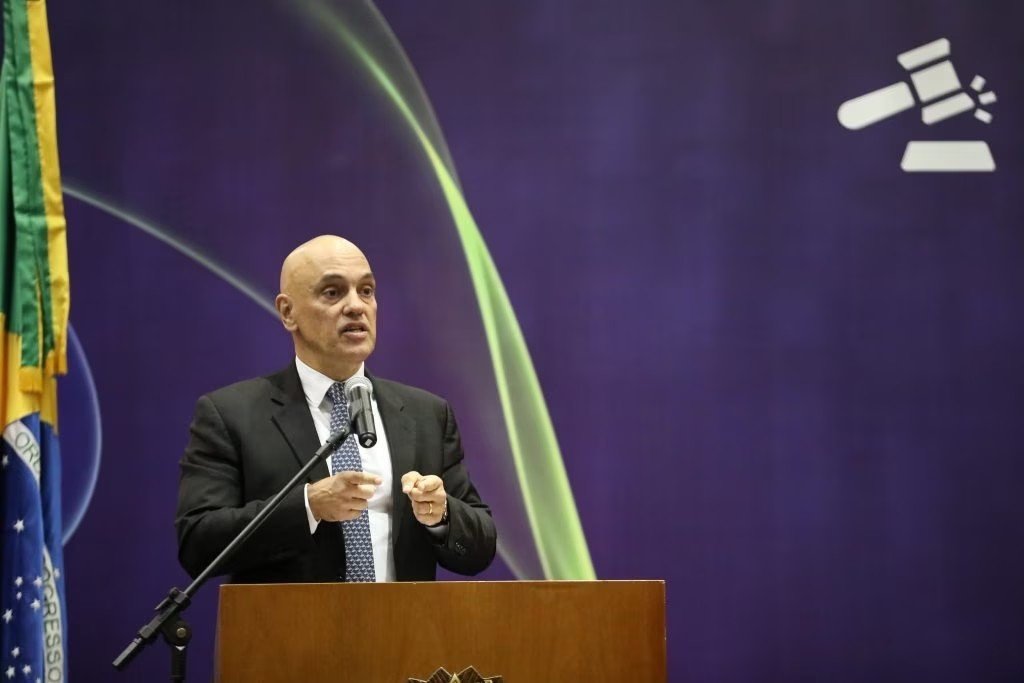 O cabo, o soldado e o coronel estão presos, enquanto o STF segue aberto, disse ALEXANDRE MORAES 
  ironizando a afirmação de Eduardo Bolsonaro , que bastariam um cabo e um soldado para fechar o STF ,durante palestra no TSE.