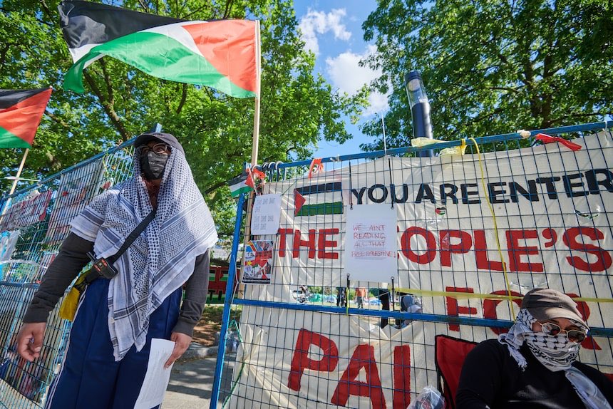 “U of T issues trespass notice to pro-Palestinian protesters as deadline to accept proposal passes” KICK THEM OUT!!! theglobeandmail.com/canada/article…