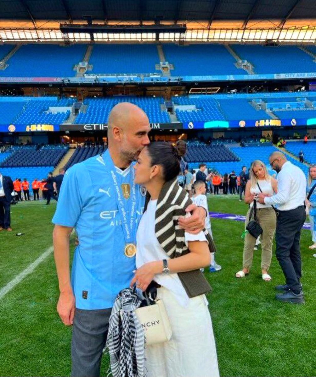 ⚠️ Angleterre🏴󠁧󠁢󠁥󠁮󠁧󠁿, María Guardiola, fille du célèbre entraîneur espagnol🇪🇸 de Manchester City et ancien du FC Barcelone, Pep Guardiola, a célébrée le titre de champion de Premier League avec son père avec un kieffeh palestinien à la main en solidarité avec la #Palestine🇵🇸.