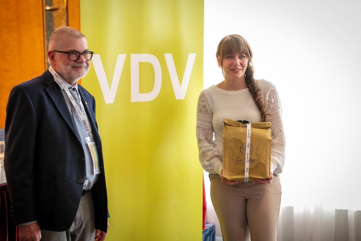 FreisingerHenry's tweet photo. Verband deutscher Vermessungsingenieure VDV feiert 75. Geburtstag mit lebhafter Festrede von Dr. Adrian Roßner. Die Fachvorträge von Jun.-Prof. Dr. Elena Freisinger und Dr.-Ing. Alexander Hanel standen gemeinsam auch auf dem höchsten Level ganz zur Freude von Präsident Grunau. https://t.co/EuQiXkOb4J