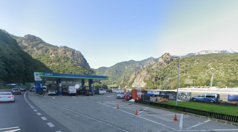 martincarslov's tweet photo. nush dc insa mereu mi-au placut benzinariile amplasate in zone pitorești, poate datorita contrastului dintre peisajul natural virgin si comoditatea contemporana a unui sandvis reincalzit, idk

imi va fi dor sa vizitez OMVul asta de pe valea oltului, cand se va deschide autostrada https://t.co/ozBHno6a9j