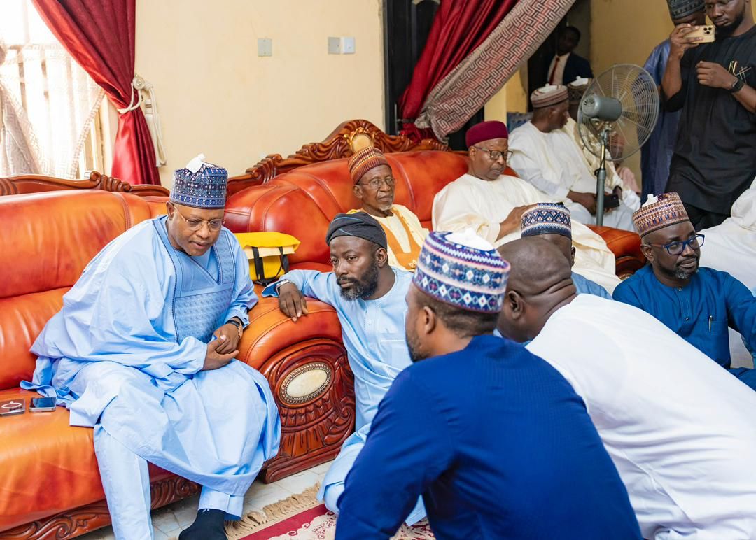 RayyanMovement's tweet photo. Earlier today, @RayyanHussein paid a condolence visit to the Executive Gov. of Kad. State, Sen @ubasanius over the death of his younger brother Mal. Mukhtar Lawal.
Prayers were given that may Almighty Allah forgive his shortcomings &amp; make Al-jannatul Firdaus his final abode. Amin https://t.co/bWRwG2etuf