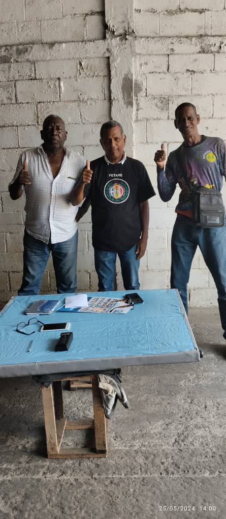 CulturaADPetare's tweet photo. El Secretario d Organización del Comité Parroquial d la Dolorita organizando la Parroquia en materia electoral. Vamos a ganar y el triunfo es para la Tarjeta d la MUD en UNIDAD este #28de julio24 con #EdmundoGonzalez
@ADemocratica @ADMirandaCES @ADOrganizacion_ @AdPetare64352 https://t.co/0ZzRBd00wZ