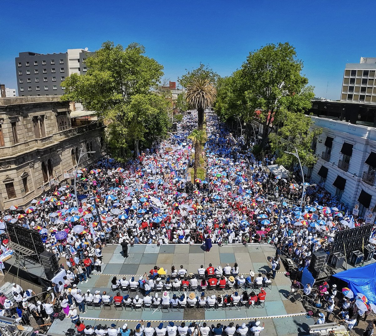 eduardorivera01's tweet photo. Esta es la fuerza del rumbo seguro, que nos cuenten bien, más de 38 mil poblanas y poblanos que quieren lo mejor para nuestro estado. ¡Y seguimos sumando! 🙌🏼

Al lado de @XochitlGalvez y @marioriestra, ¡vamos a arrasar este 2 de junio!🎉

Muchas gracias por ser parte de este gran cierre de campaña. 🤜💥🤛
#LaloGobernador