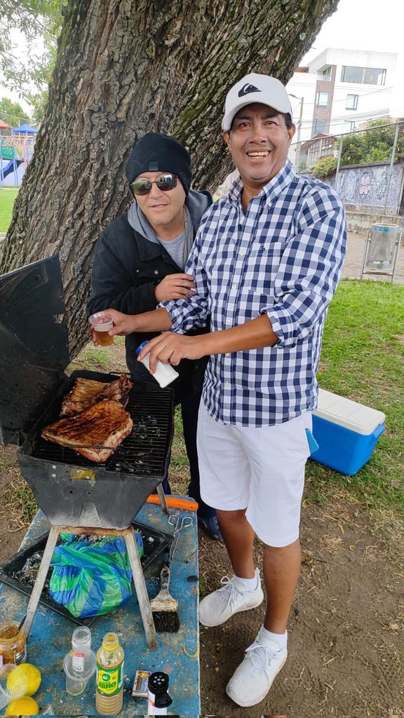 Asadito en el barrio con Mauricio Castillo y sus secuaces jujujujujuju.