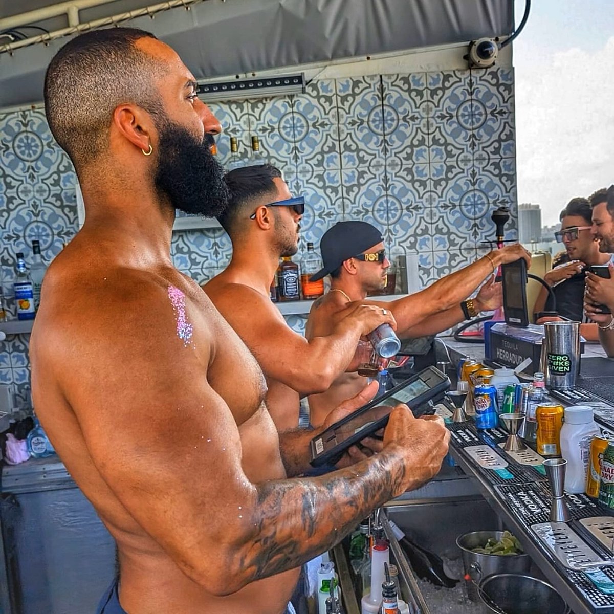 It's going to be SIZZLING HOT all weekend!!! 🔥🔥Be sure to stop by PALACE so their amazing staff can help you keep cool on the main floor and rooftop!

📷: <a href="/palacesobe/">palacesobe</a>

#VisitMiamiLGBTQ #MiamiBeach #PalaceBar #PalaceSouthBeach #PalaceSoBe #Instagay