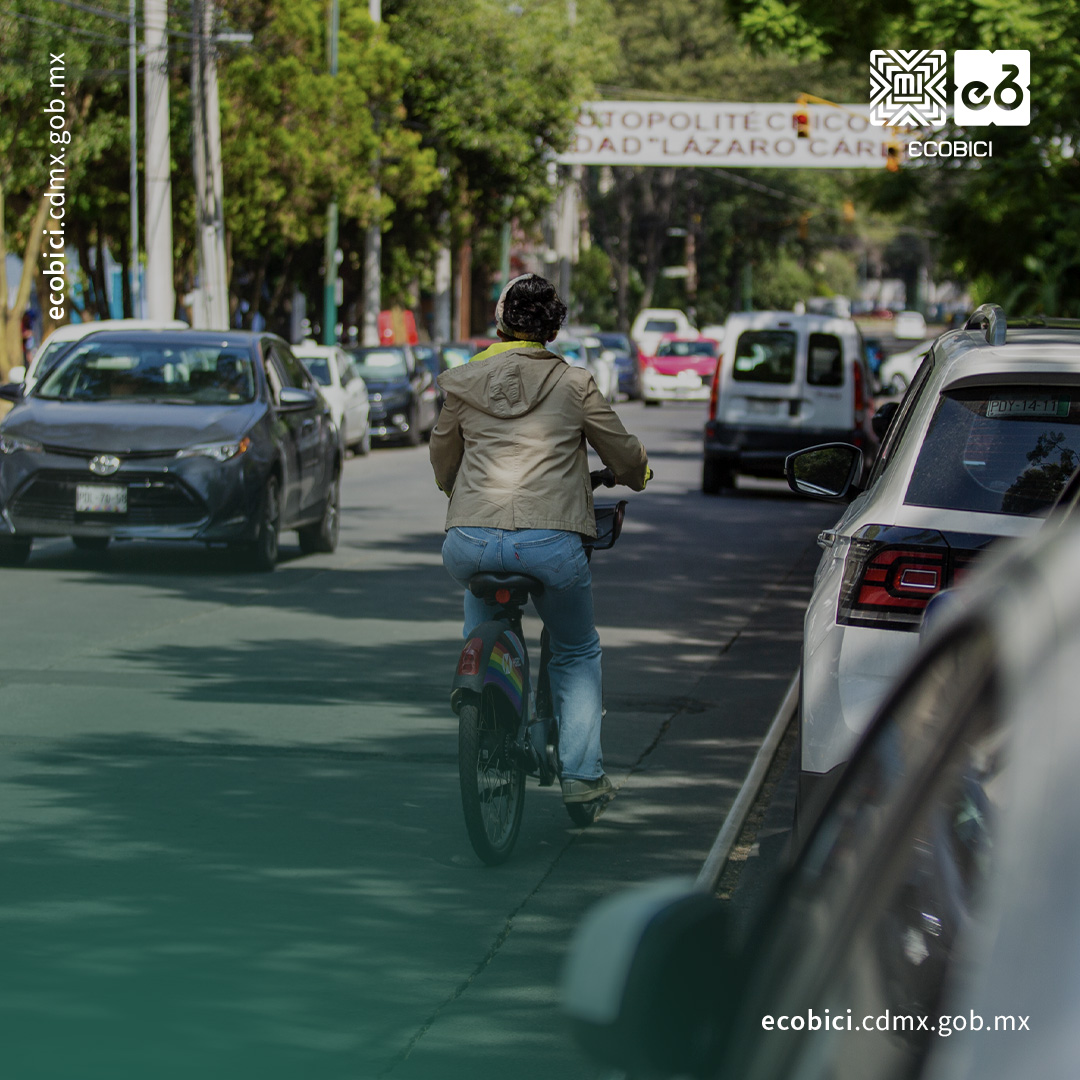 Procura mantener una distancia segura de 1.5 metros de los autos estacionados, recuerda que podrían abrir sus puertas en cualquier momento. 🚗 - - 🚴🏼✨ #SeguridadVial #ECOBICI #Bicicleta