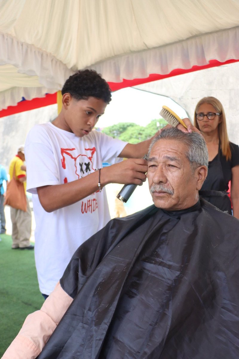 La jornada Más Años Más Amor de este #25May contempló las estaciones: "Con los buenos días", "El Retrato", "Sin Patatús", "Gozando un puyero", "La Botica", "Emperifollado" y "El Templete", y así se atendió integralmente y con amor a los abuelos y abuelas.

#MaduroSeLasSabeTodas
