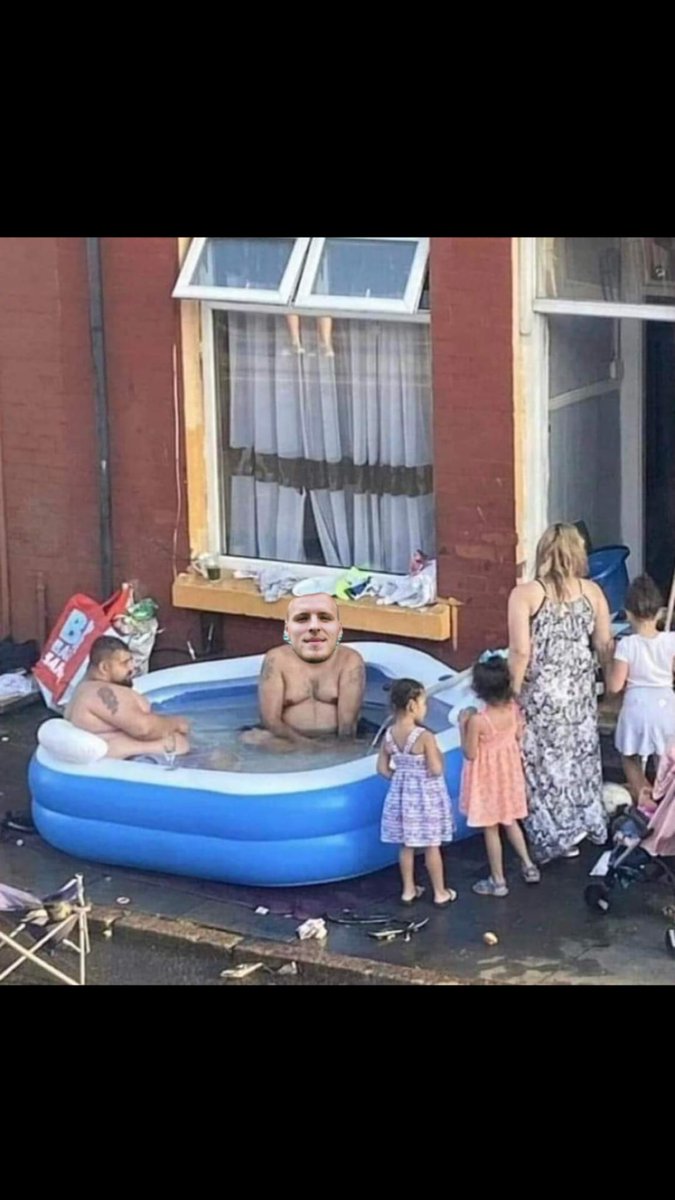 Anyone seen this guy <a href="/jamieinsall1515/">Jamie insall</a> ... been seen round Worcester with his 4 sisters... 5 aunts... 3 cats 2 dogs and his parrot ... absolute donut