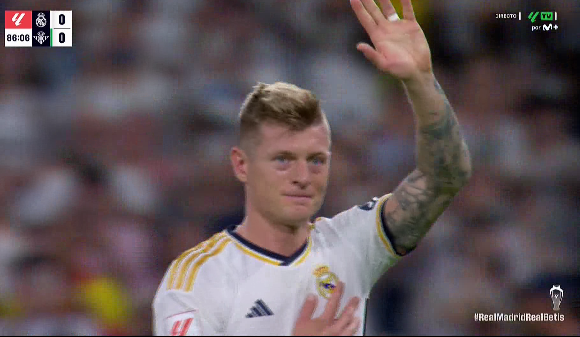 marca's tweet photo. 🥲🥲 Llegó el momento que no queríamos ver...

El adiós de don @ToniKroos al Santiago Bernabéu https://t.co/16j8pa5xe7