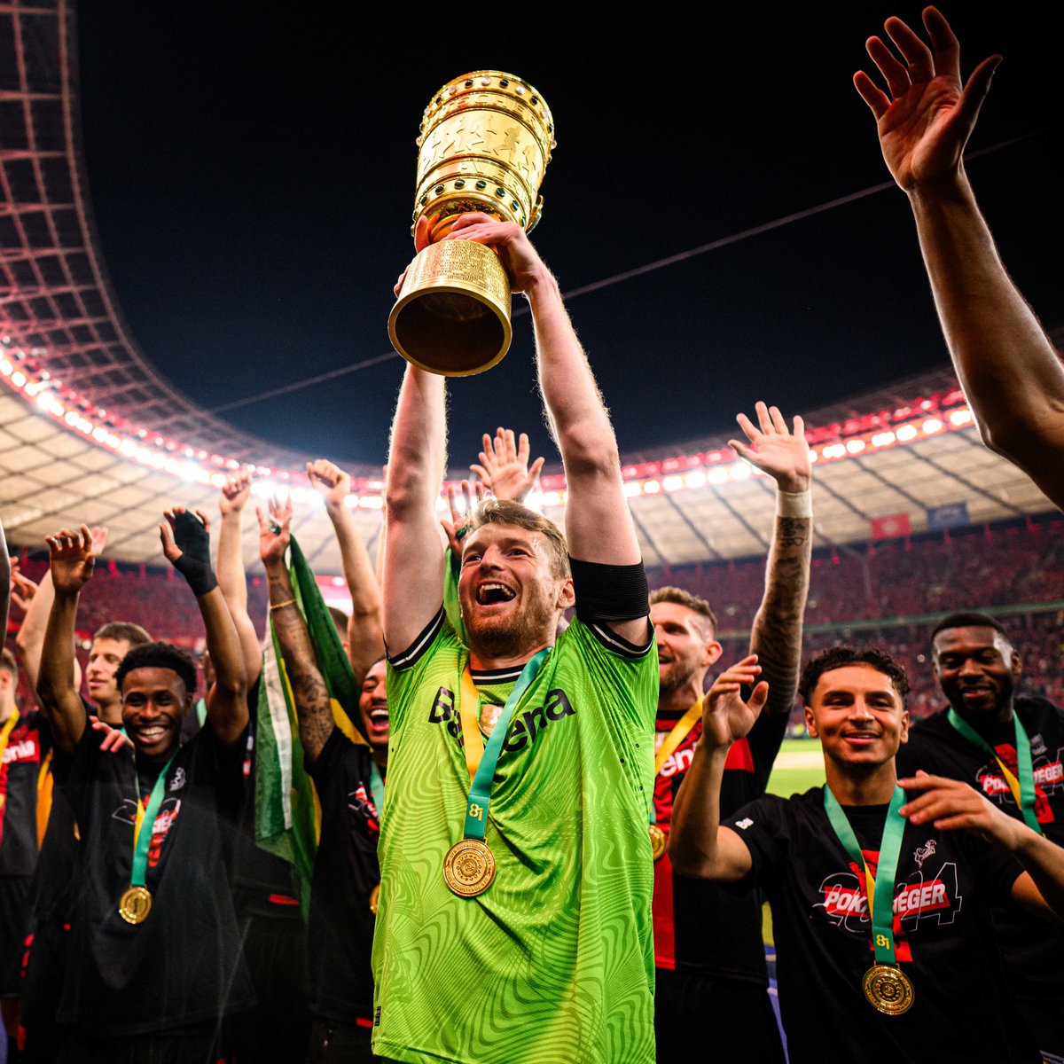 The Captain! 🥹🇫🇮🏆

#FCKB04 | #Bayer04 #DFBPokalFinale | <a href="/HradeckyLukas/">Lukas Hradecky</a>