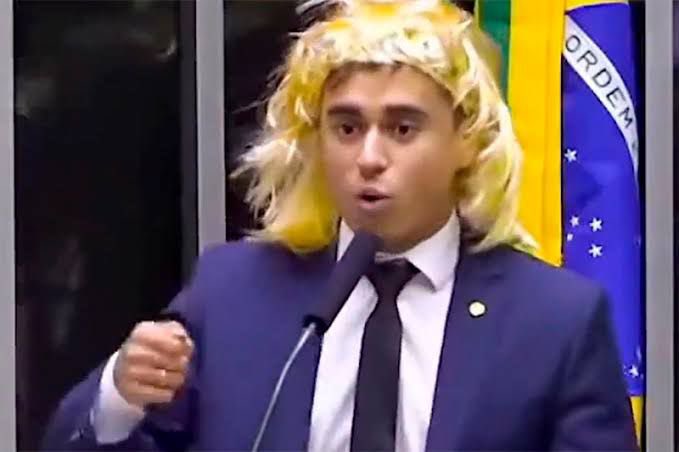 pesquisas_elige's tweet photo. 🚨URGENTE: Nikolas Ferreira (PL-MG) afirmou ontem que vai processar algumas pessoas que compartilharam a história dos abastecimentos que aconteceram em seu nome enquanto ele estava nos Estados Unidos. O problema: A norma citada por Nikolas que autorizaria o reembolso por combustível por parte dos assessores NÃO É UM DADO PÚBLICO. Além disso, essa norma seria de 2017. Seria essa mais uma tentativa de calar os críticos da extrema-direita? Por favor, escrevam NIKOLE INIMIGA DA LIBERDADE!🇧🇷👉😎