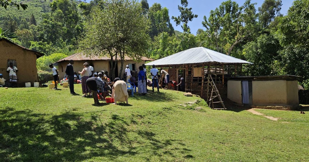 Umoja_Project's tweet image. This past week our team from the U.S. in Kenya helped with mudding of our most recent home build. #umoja #homebuild