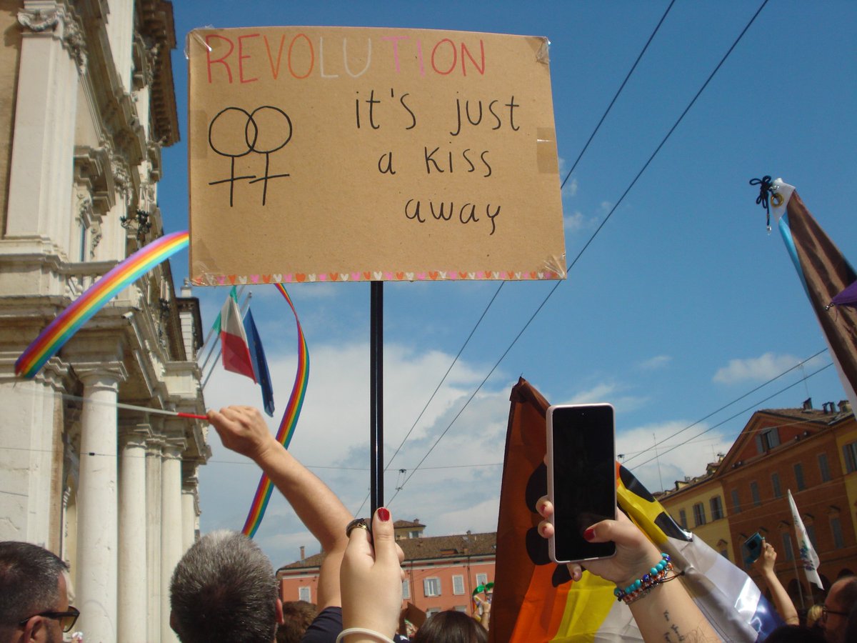 softsyoungk's tweet image. oggi ero al modena pride con i miei unici tratti della personalità (lesbica e autistica) 🤍🧡🩷🏳️‍🌈🏳️‍⚧️♾️ #modenapride
