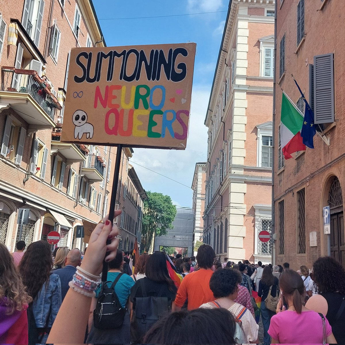 softsyoungk's tweet image. oggi ero al modena pride con i miei unici tratti della personalità (lesbica e autistica) 🤍🧡🩷🏳️‍🌈🏳️‍⚧️♾️ #modenapride