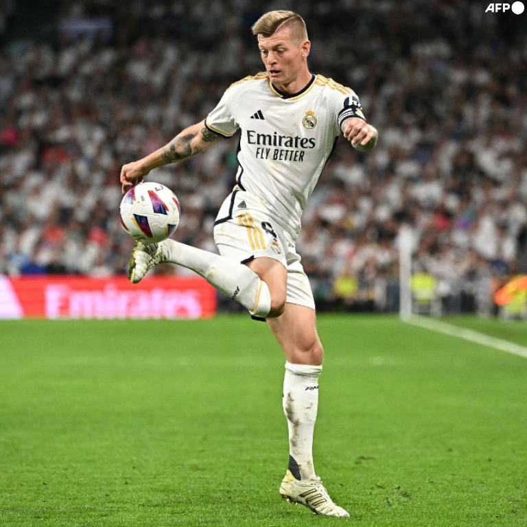 InvictosSomos's tweet photo. La historia de Toni Kroos como jugador del Real Madrid en el Santiago Bernabéu llegó a su fin. Nunca más disputará un partido oficial como madridista en el templo blanco. Y después de todo lo que hizo en el fútbol, solo queda decirle: gracias. GRACIAS POR TANTO FÚTBOL, MAESTRO.