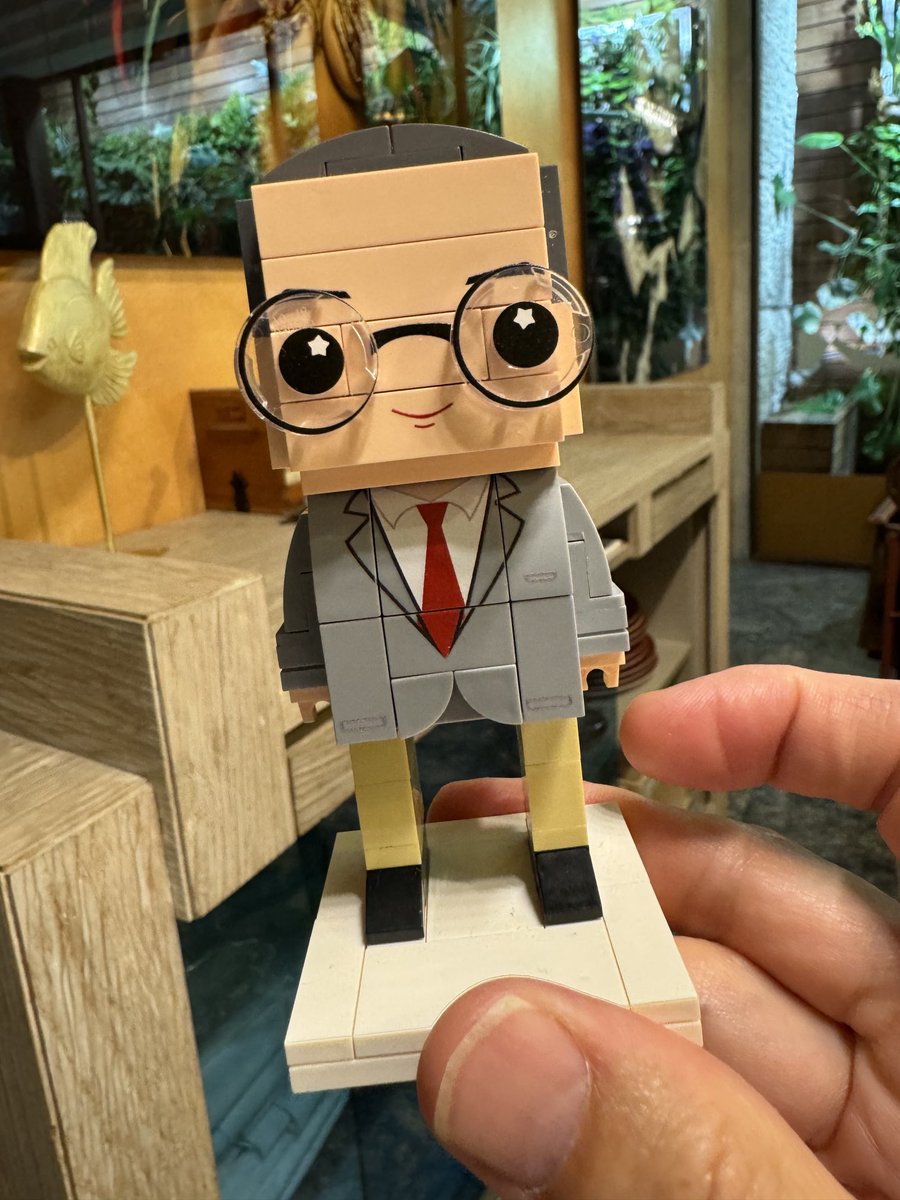 I don’t win as many awards as in the past, but tonight at the ⁦@guideMichelinFR⁩ Rincon I received my 25th anniversary gift from @synthesis_1969 ⁦@synlett_journal⁩ 

An excellent likeness.