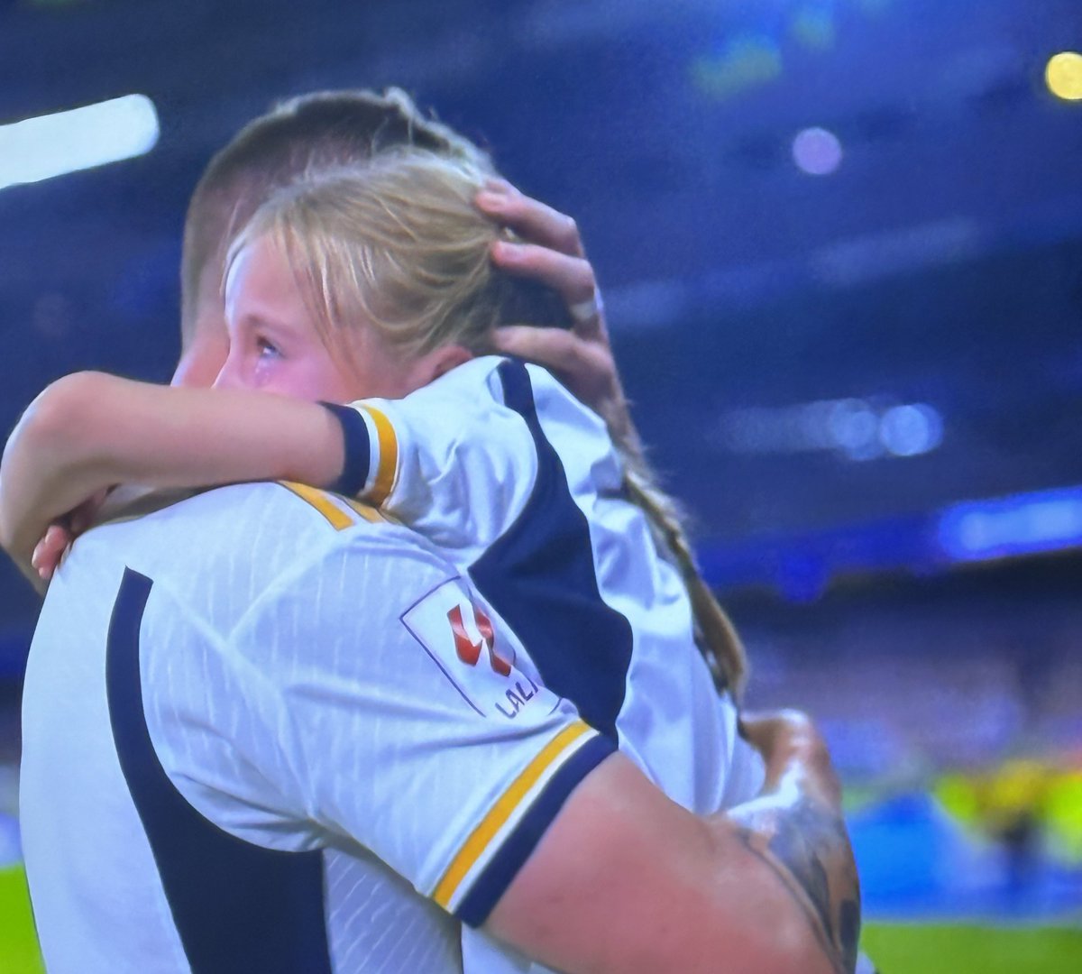 MadridXtra's tweet photo. Toni Kroos’ daughter is crying. 🥺🤍 https://t.co/KLjDbVyIDA