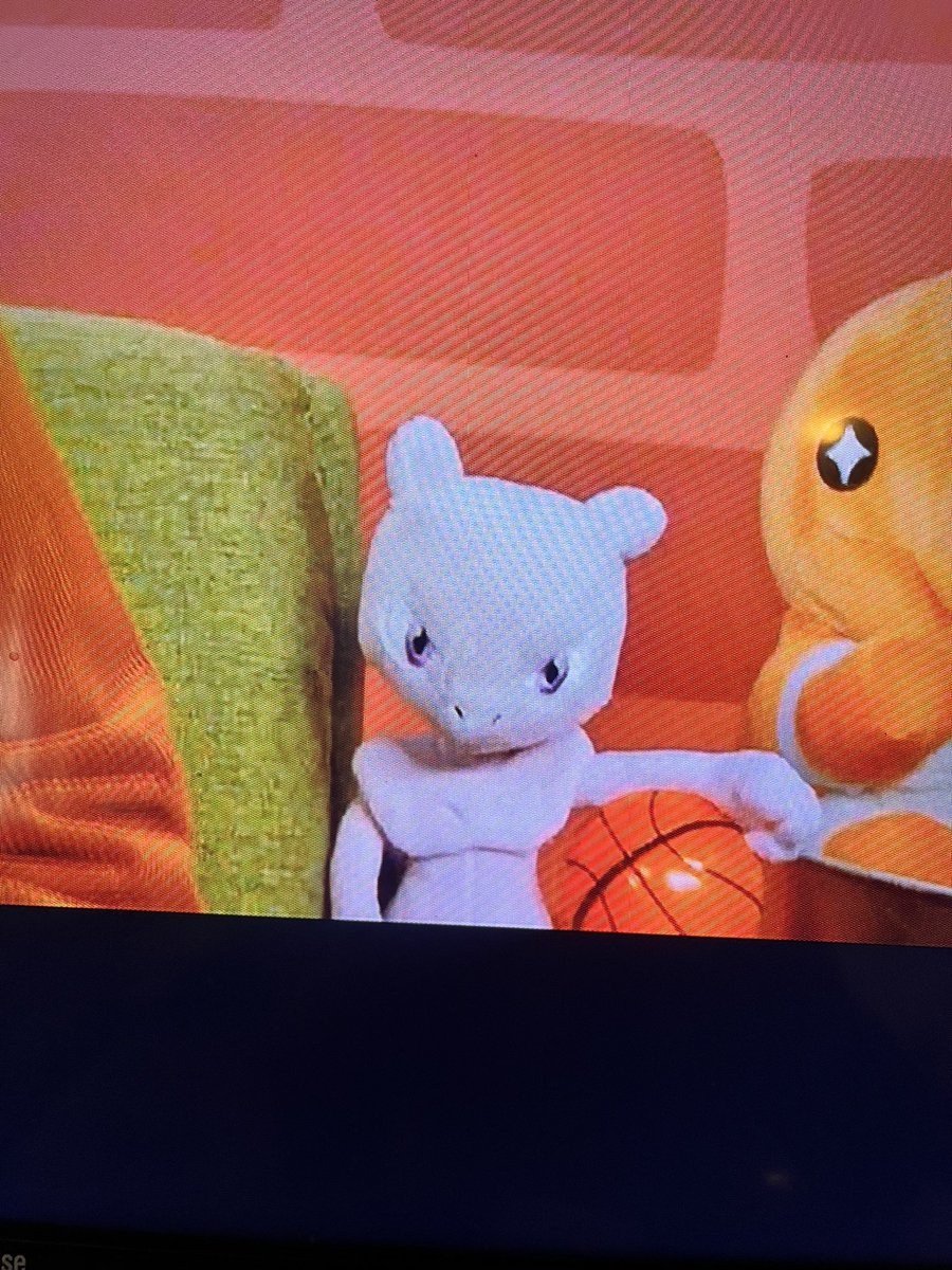 IS THAT MOOTWO WITH A BASKETBALL ON POKEMON’S STREAM??!!