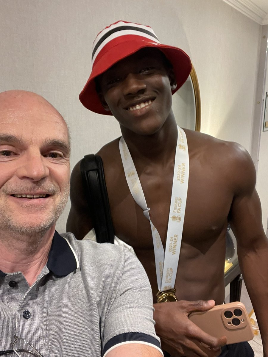 . @_kobbiemanioo Stunning day at Wembley….and then bumped into this guy at the hotel. 🤩