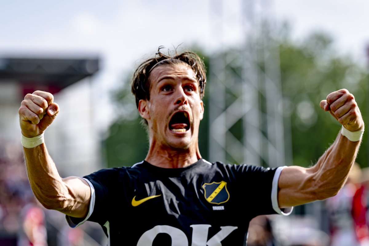 ‘Wij kunnen promoveren, als we het met de hele club en alle supporters liever willen dan ieder ander’, sprak Jan Van den Bergh maandag.

NAC is finalist. Twee wedstrijden tot de Eredivisie. Met dank aan VDB, Cyriel Haugen en de Yellow Army.

Breda kookt🔥. Totale gekte. #NACpraat