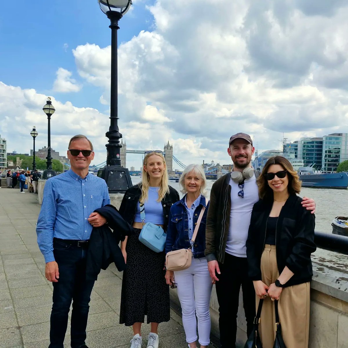 A private tour along the north bank of the Thames for this lovely family group this morning. A Christmas present- using a @Guided_Walks gift voucher- but they waited for better weather & luckily the sun shone 🌞🌞🌞🌞
#privatetour #river #thames #cityoflondon #visitthecity