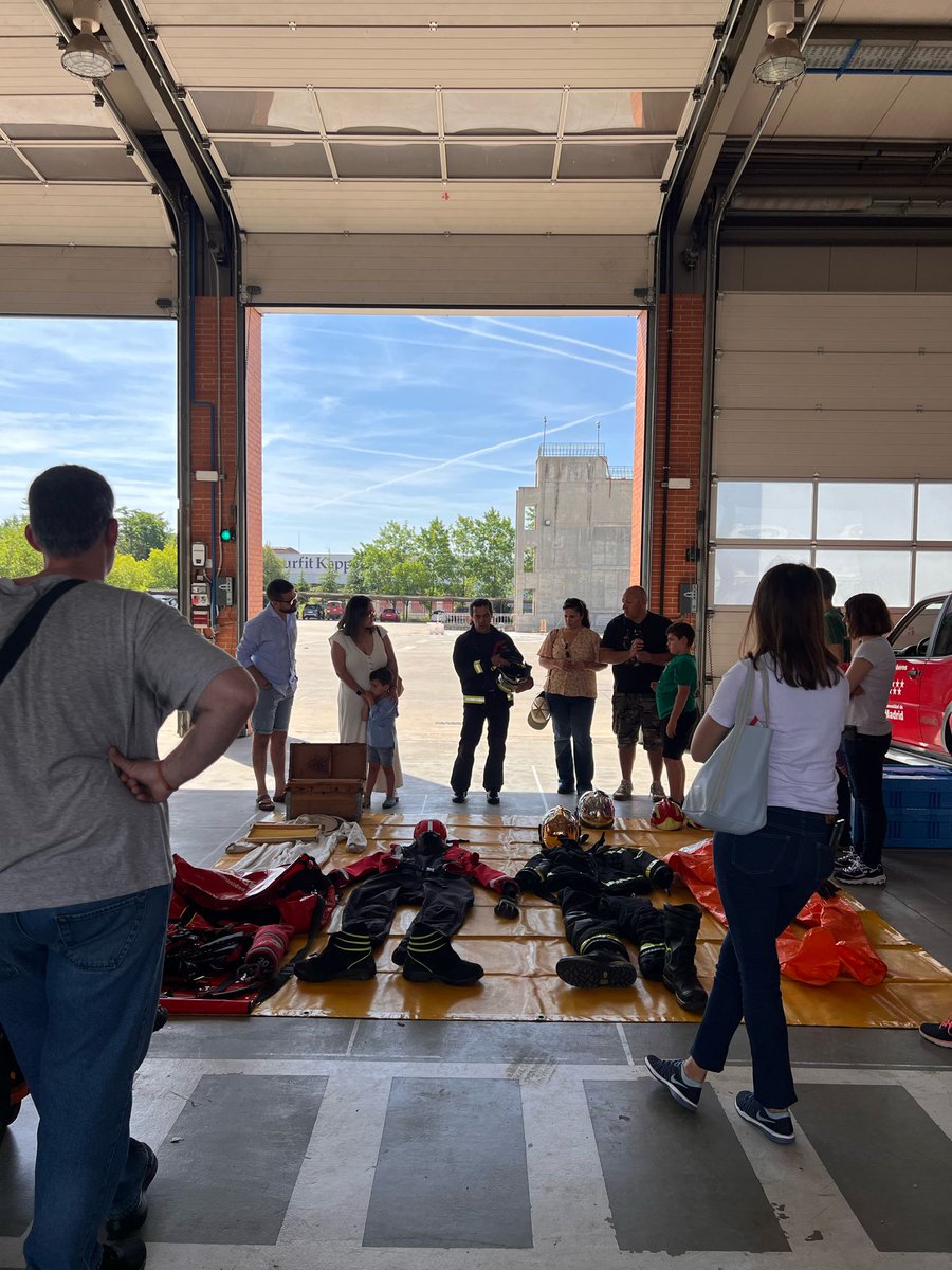 Hoy se ha realizado una jornada de puertas abiertas en el parque donde, unas 200 personas han podido conocer nuestra profesión de cerca, incluidas herramientas e instalaciones además de presenciar una salida a intervención en directo. 
@AytoAlcalaH #bomberosCM #alcaladehenares