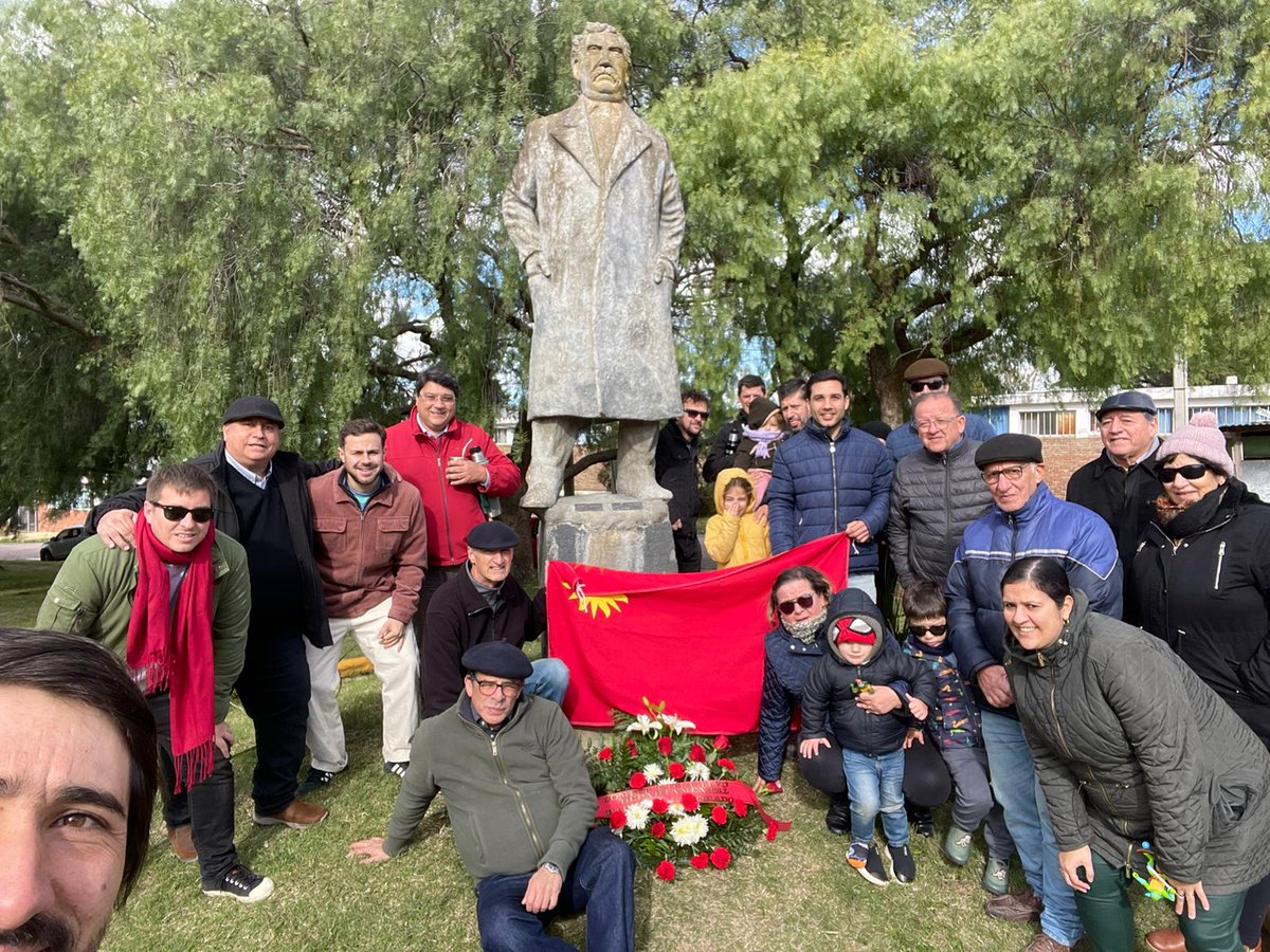 En un nuevo aniversario de José Batlle y Ordoñez, realizamos la entrega de una ofrenda floral a los pies de su monumento .