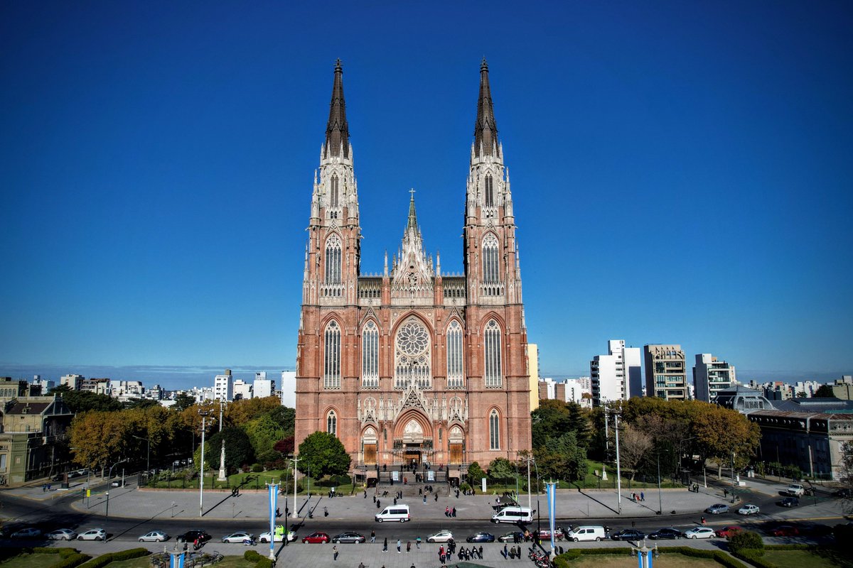 Kicillofok's tweet photo. Participamos del tradicional Te Deum por el #25DeMayo en la Catedral de La Plata, junto a representantes de diferentes credos.

Compartimos las palabras del Arzobispo Gabriel Mestre sobre la importancia de no permanecer indiferentes frente a las necesidades de nuestro pueblo y de mejorar nuestra capacidad de escucha para poder dar respuestas y construir un mejor futuro.

¡Viva Argentina! ¡Viva la Patria! 🇦🇷