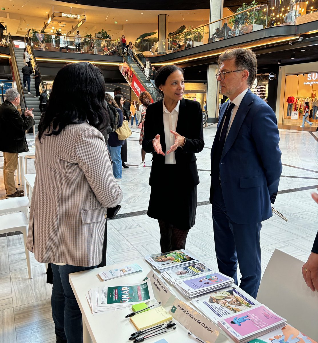 À l’occasion de la journée nationale d’accès au droit, la Préfète déléguée pour l'#EgalitéDesChances a participé au forum organisé avec @Cdad92 et @justice_gouv à @Westfield_L4T, aux côtés du président du @tj_nanterre. 👉 Information de tous, pour un meilleur accès aux droits 👉